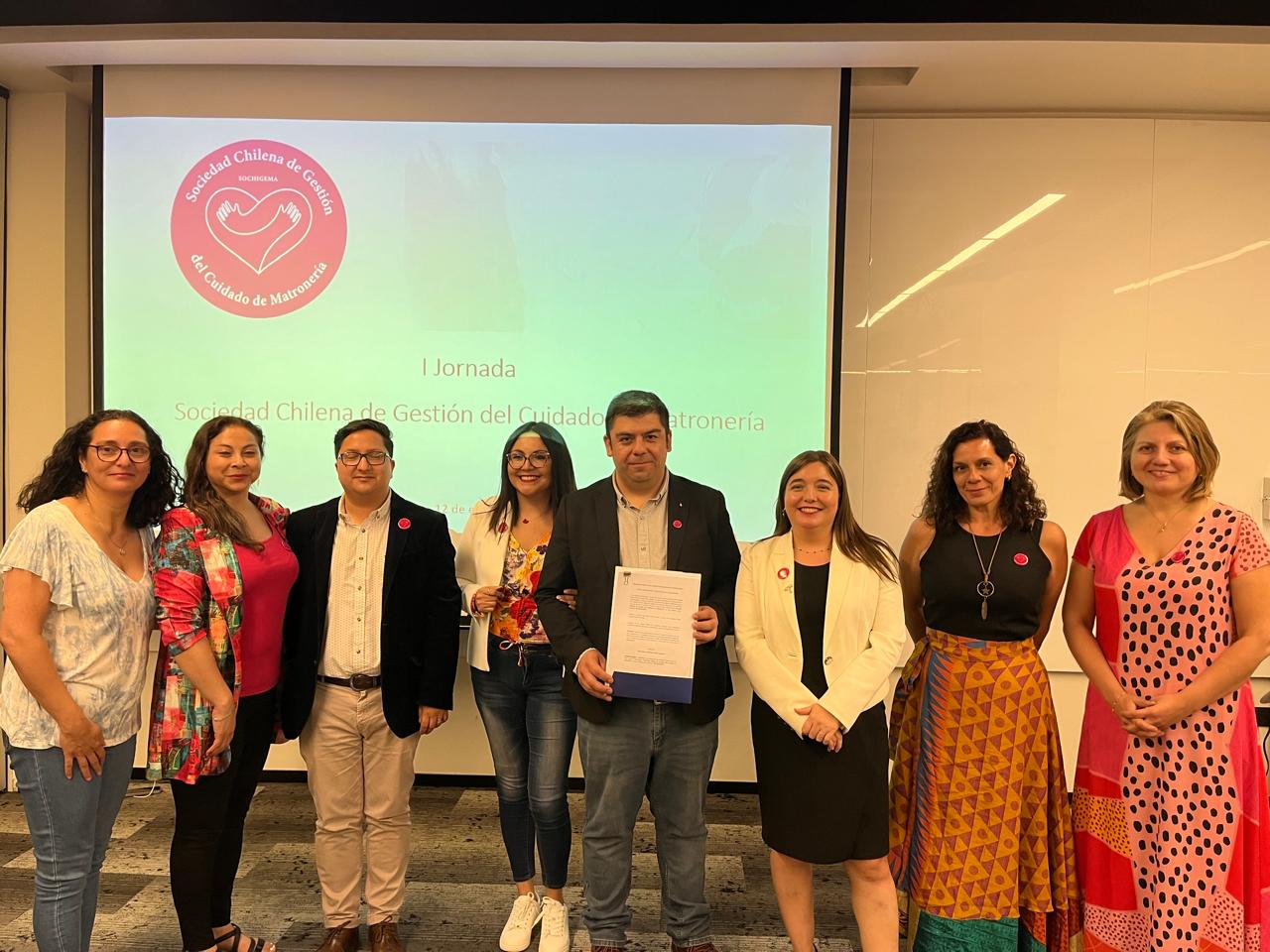 Participantes de la I Jornada SOCHIGEMA 2024 frente a una proyección institucional.